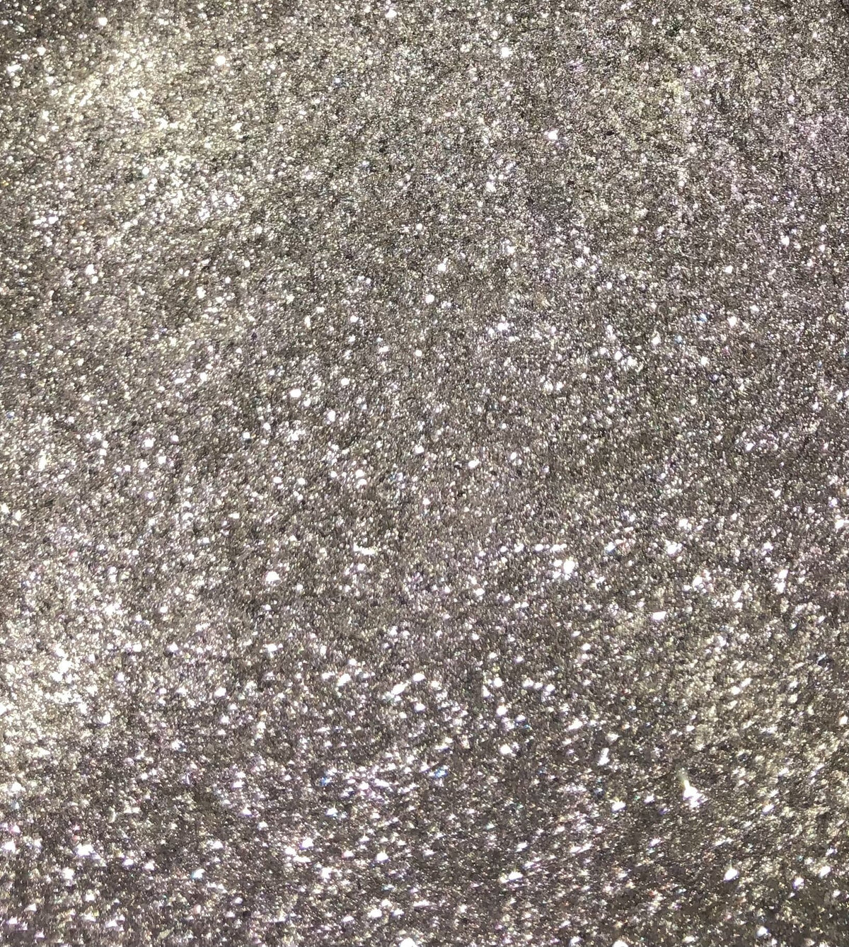 Pewter silver loose eyeshadow pigment by Bolive Beauté
