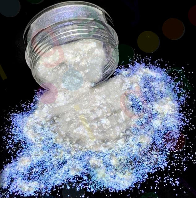 Cosmic iridescent white to blue loose eyeshadow pigment by Bolive Beauté